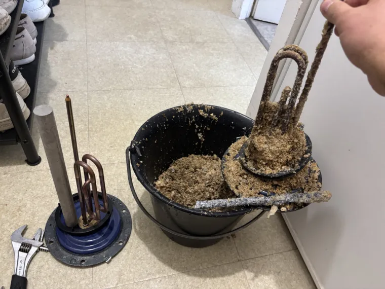 Entretien et remplacement de résistance sur ballon d’eau chaude entartré à Treillières | Dépannage2000, Treillières, Dépannage 2000