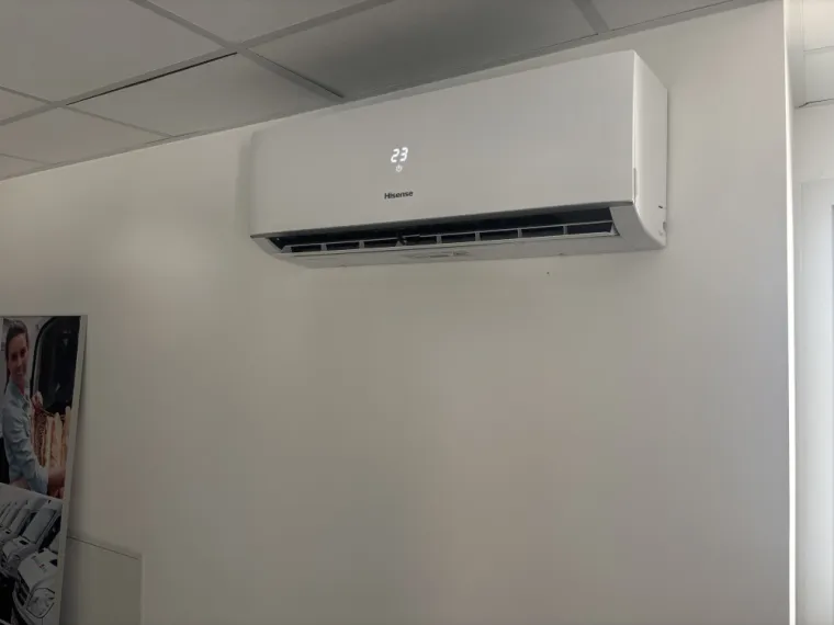 Installation d’une climatisation HISENSE à Rezé par DEPANNAGE 2000, Treillières, Dépannage 2000